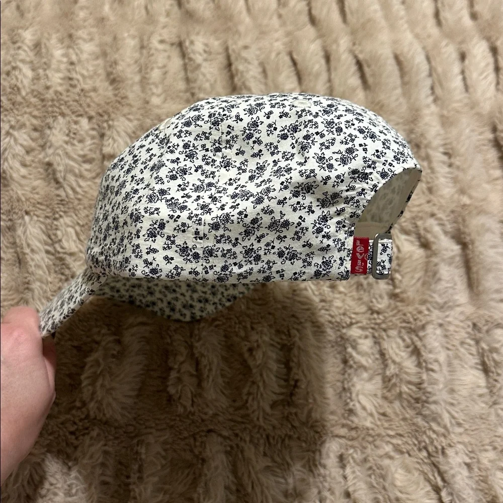 NWOT Levi’s adjustable baseball cap in white with navy floral print. - Picture 3 of 5